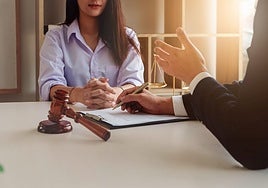 Una pareja firma los papeles del divorcio.