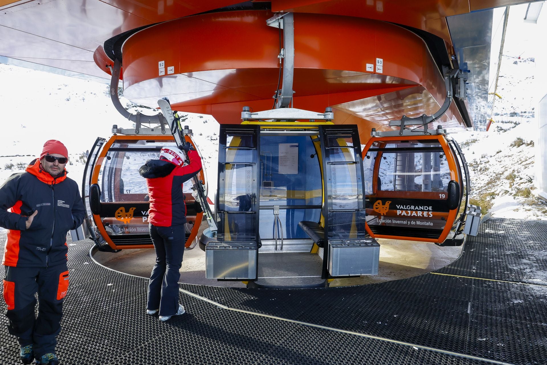 Asturias disfruta por fin de la nieve: así fue el inicio de la temporada de esquí