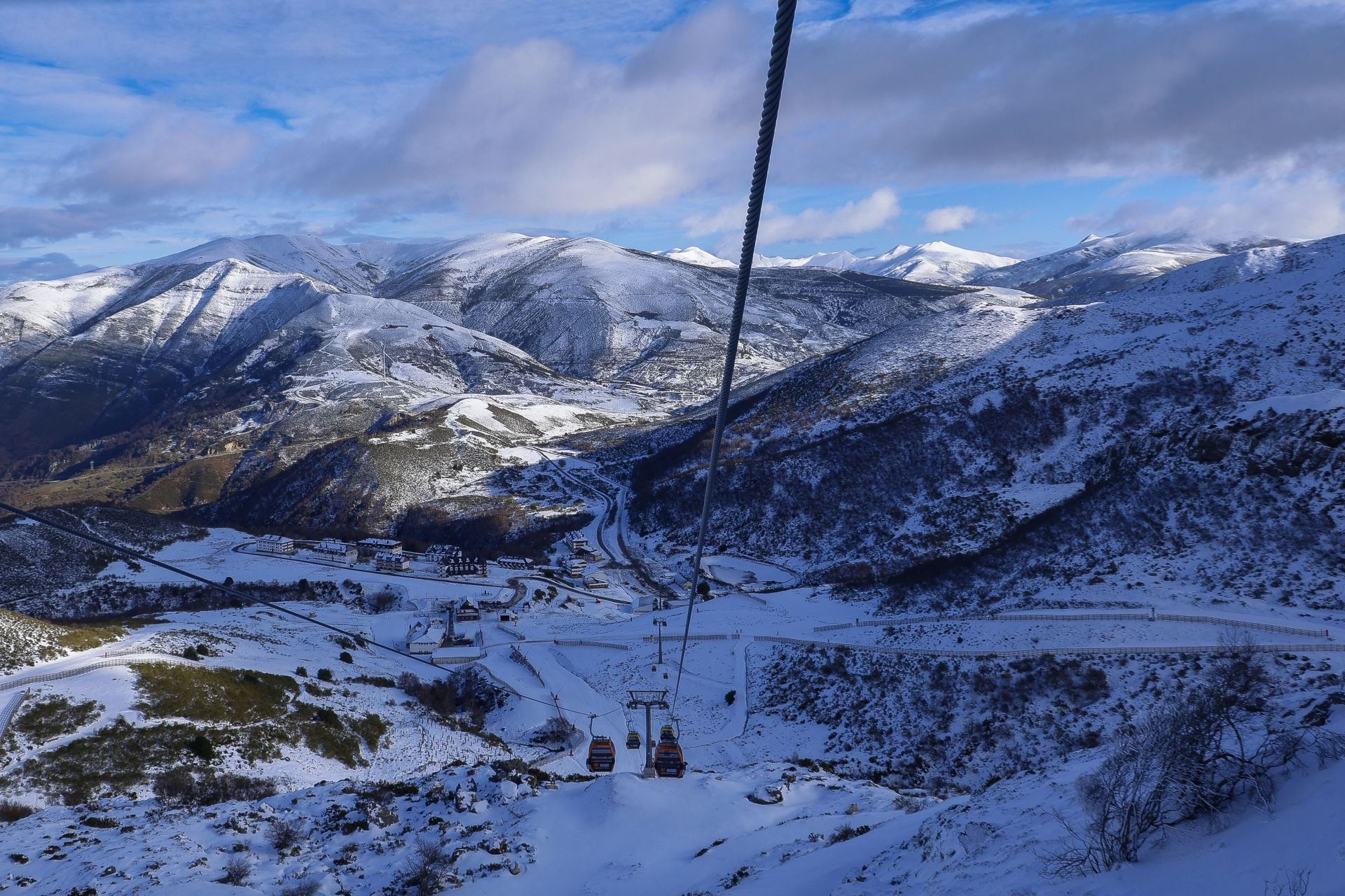 Asturias disfruta por fin de la nieve: así fue el inicio de la temporada de esquí