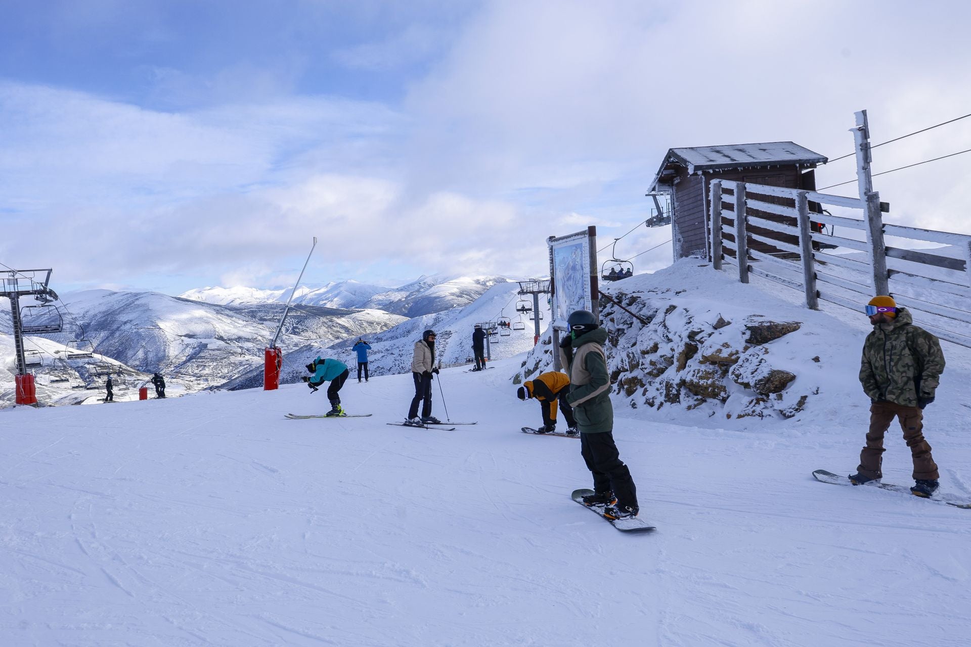Asturias disfruta por fin de la nieve: así fue el inicio de la temporada de esquí