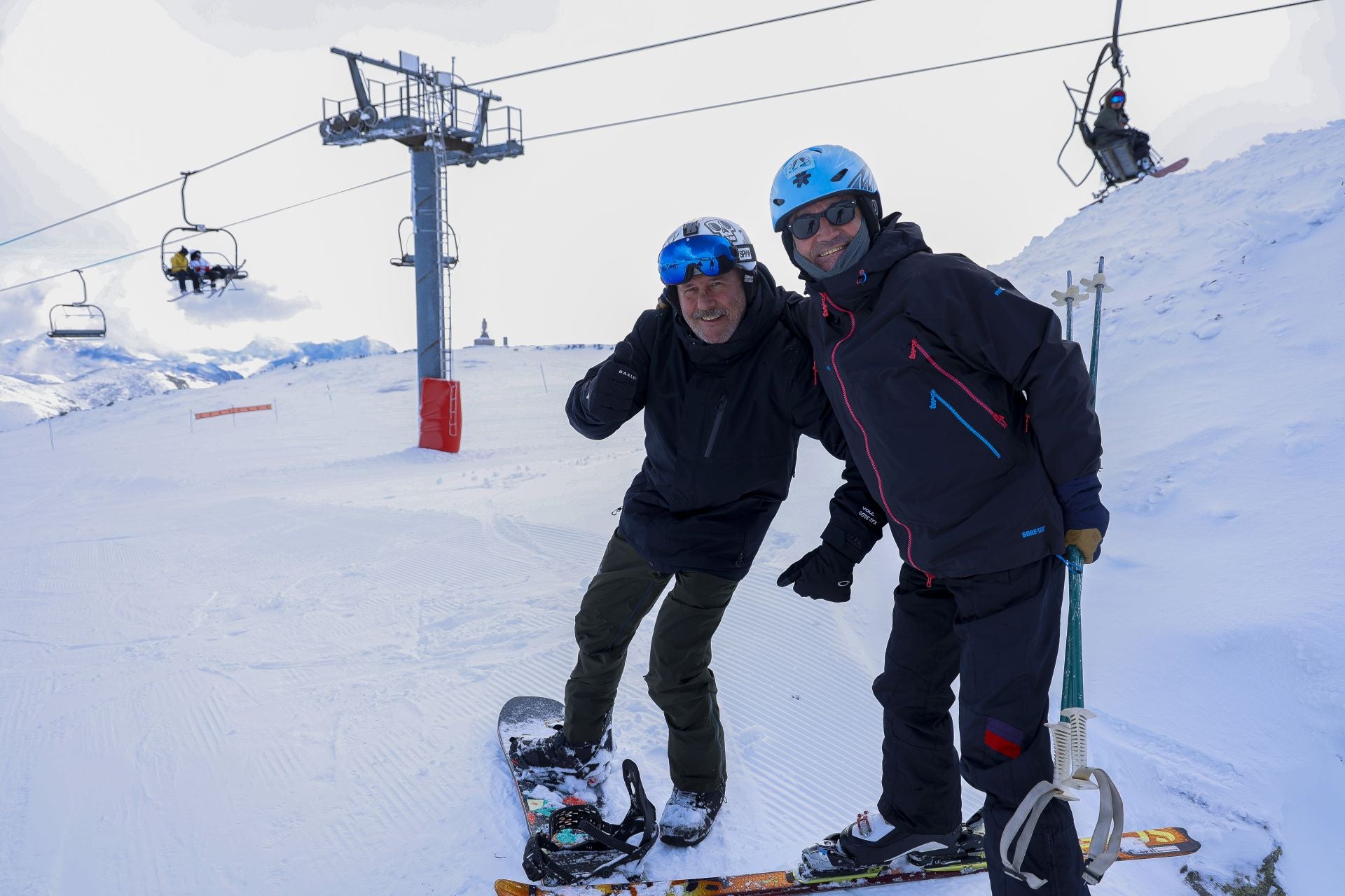 Asturias disfruta por fin de la nieve: así fue el inicio de la temporada de esquí