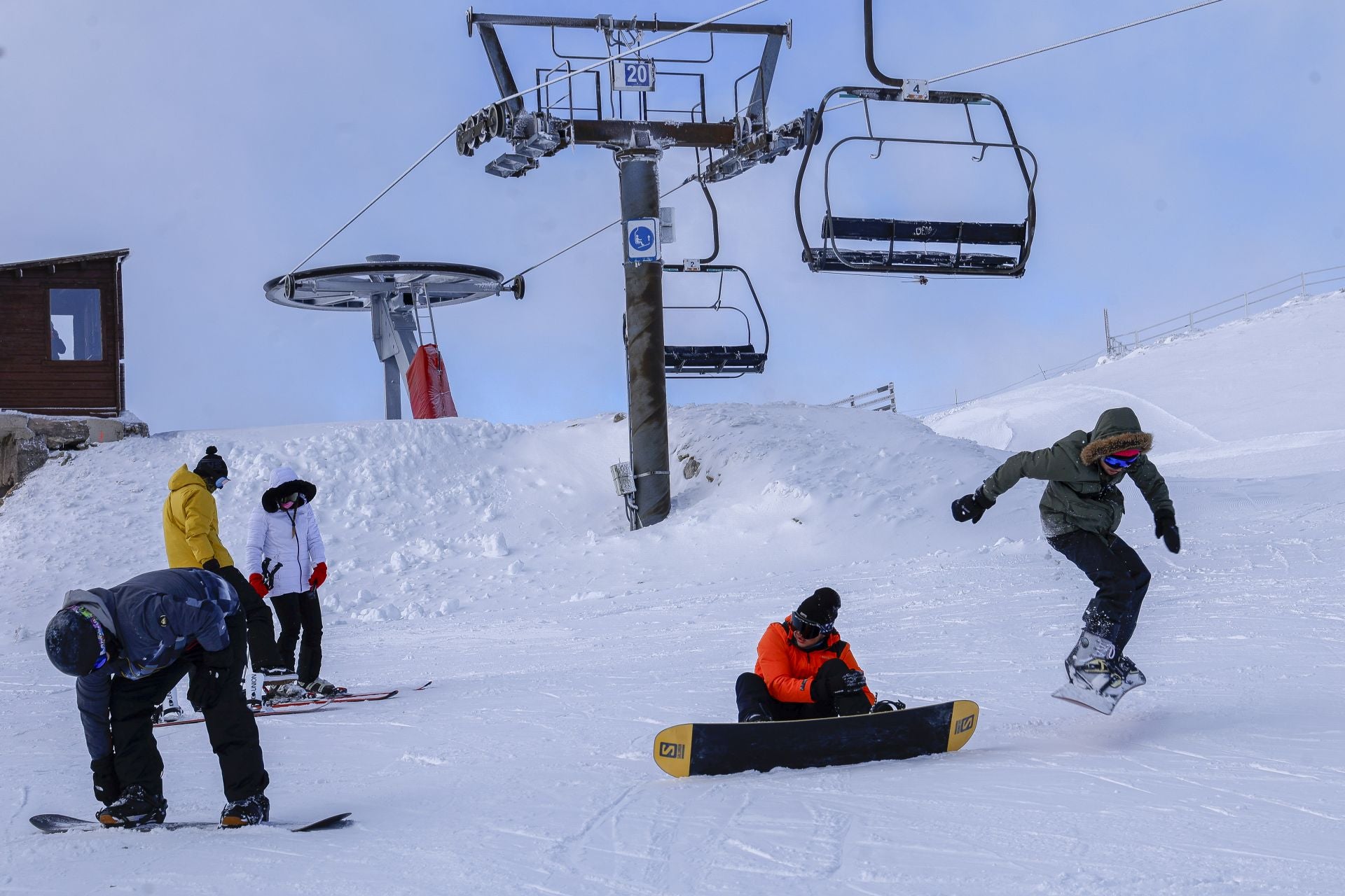 Asturias disfruta por fin de la nieve: así fue el inicio de la temporada de esquí