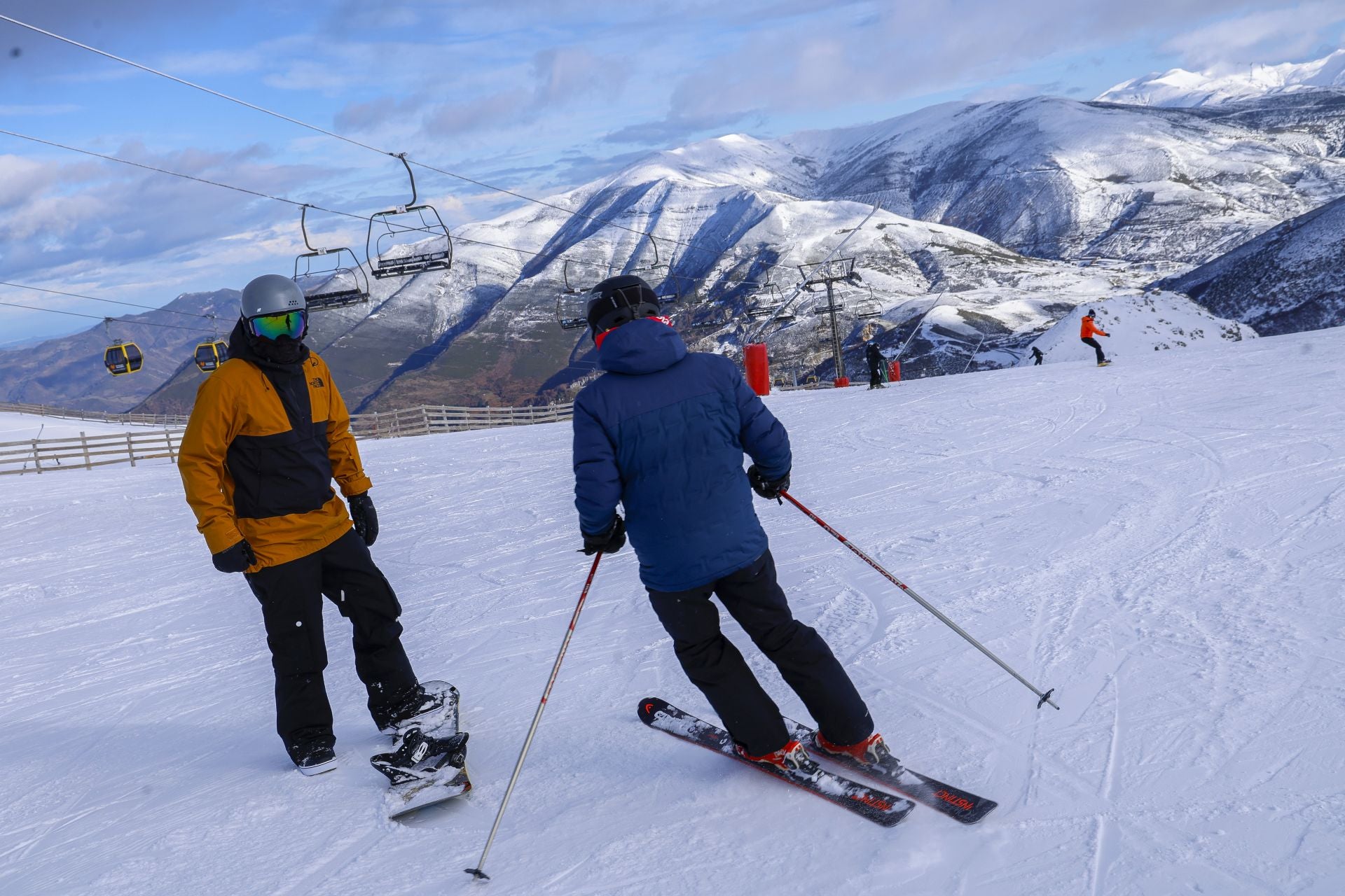 Asturias disfruta por fin de la nieve: así fue el inicio de la temporada de esquí