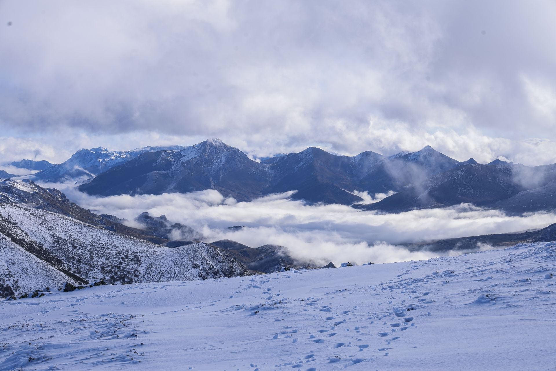 Asturias disfruta por fin de la nieve: así fue el inicio de la temporada de esquí