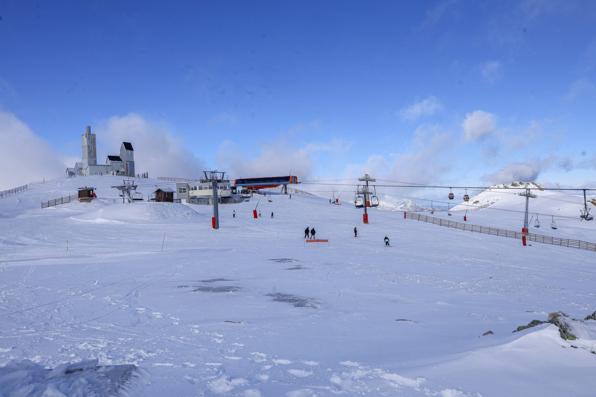Asturias disfruta por fin de la nieve: así fue el inicio de la temporada de esquí