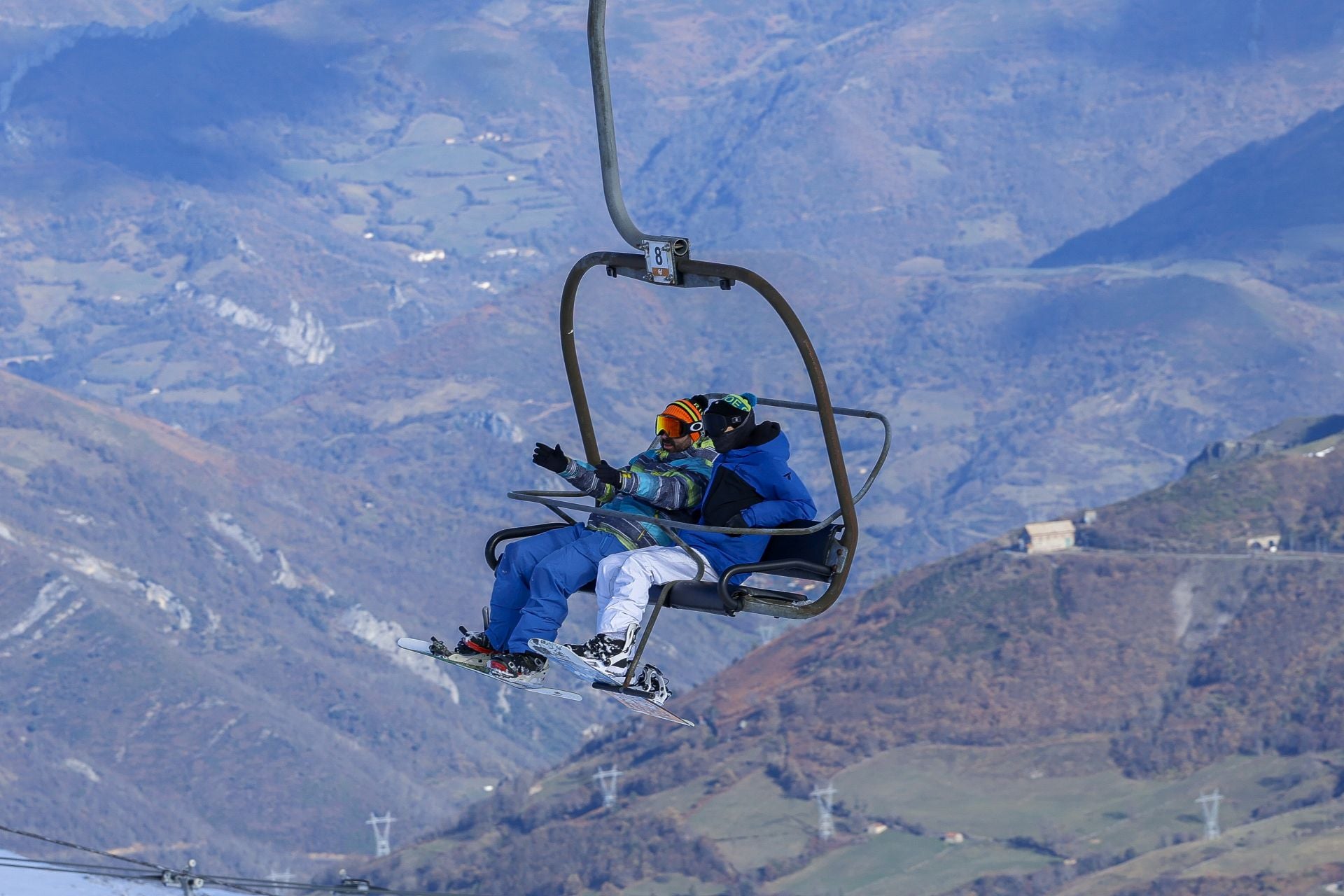 Asturias disfruta por fin de la nieve: así fue el inicio de la temporada de esquí