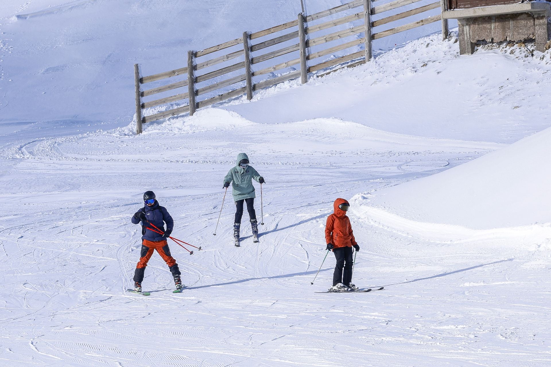 Asturias disfruta por fin de la nieve: así fue el inicio de la temporada de esquí