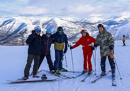 Asturias disfruta por fin de la nieve: así fue el inicio de la temporada de esquí