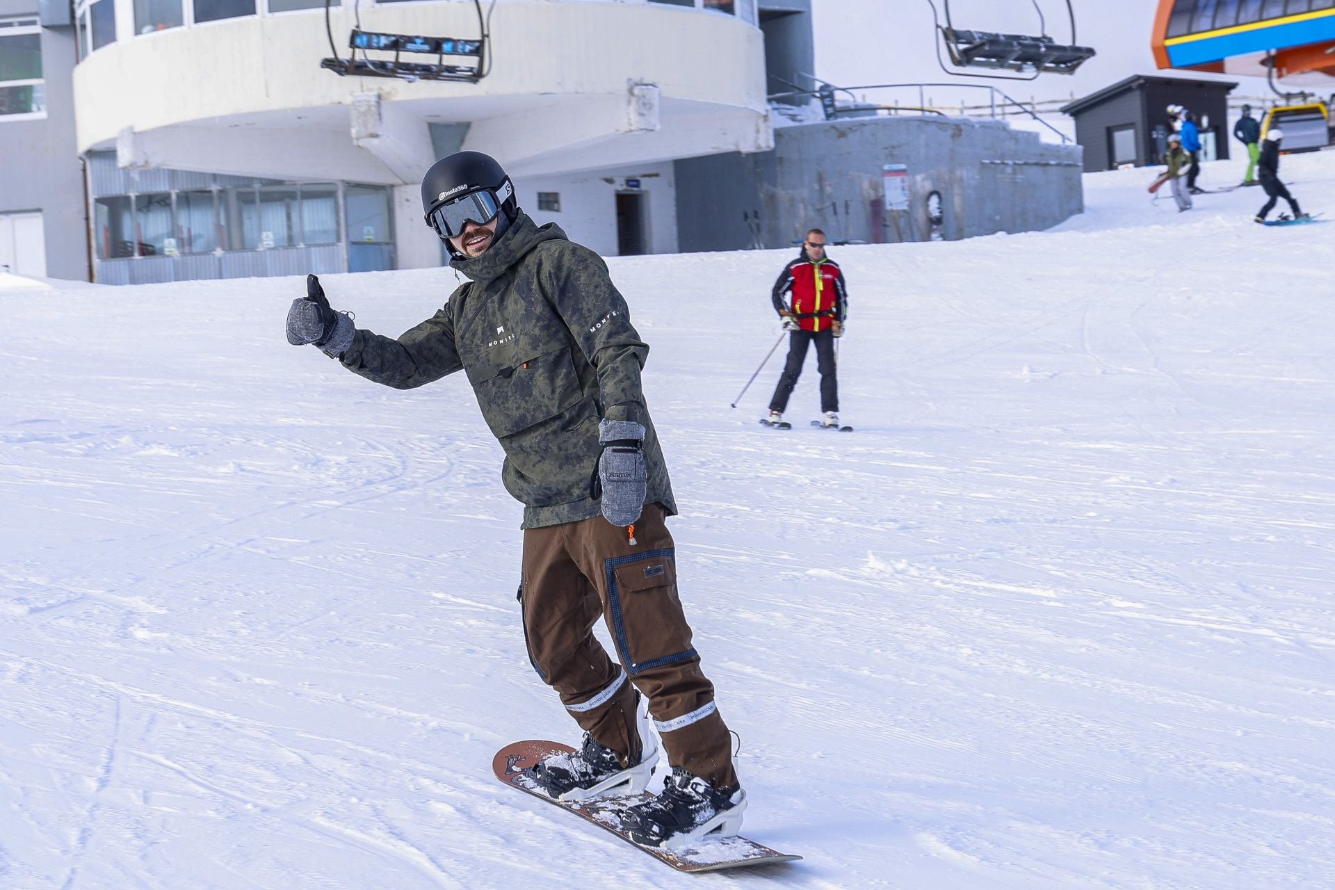 Asturias disfruta por fin de la nieve: así fue el inicio de la temporada de esquí