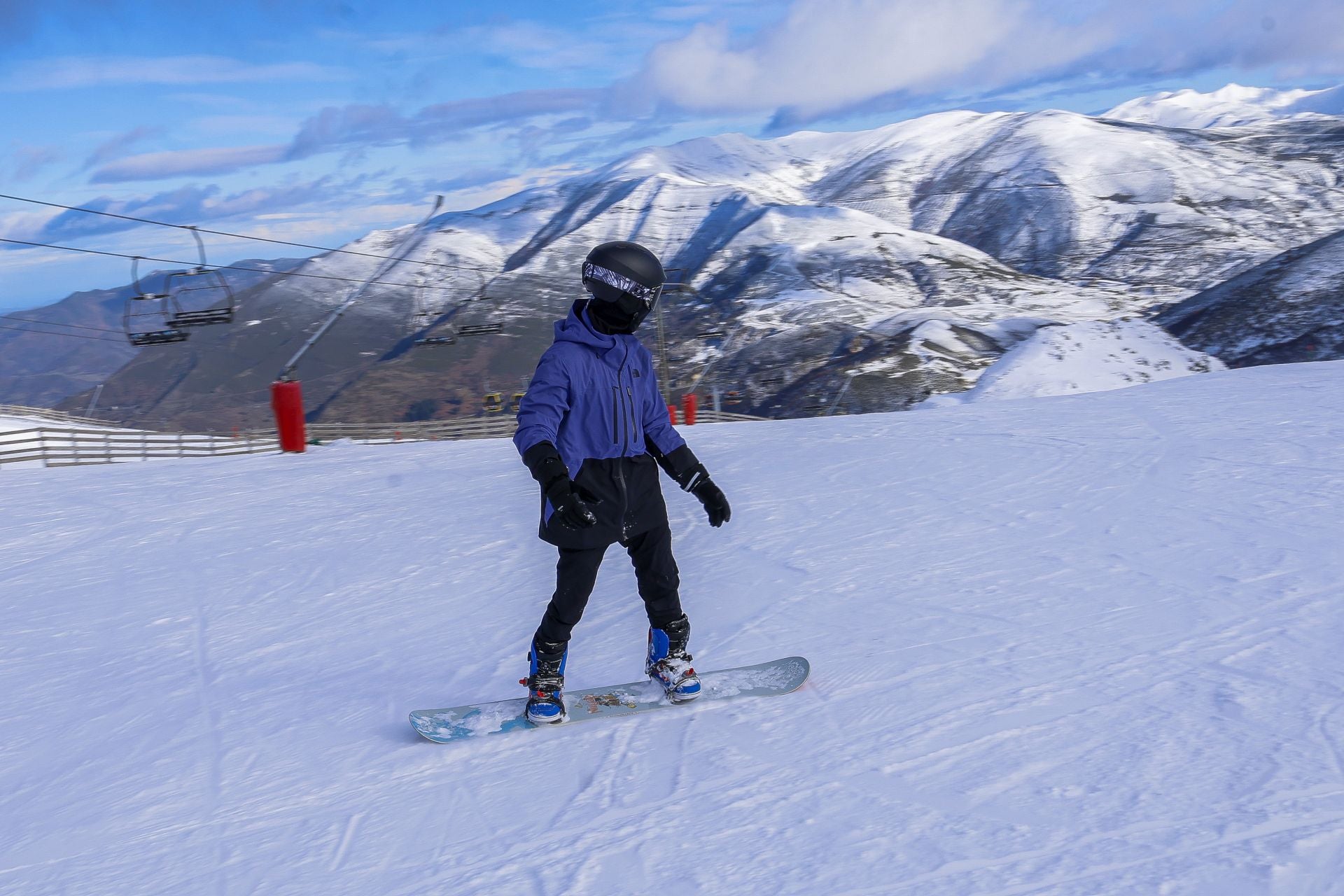 Asturias disfruta por fin de la nieve: así fue el inicio de la temporada de esquí
