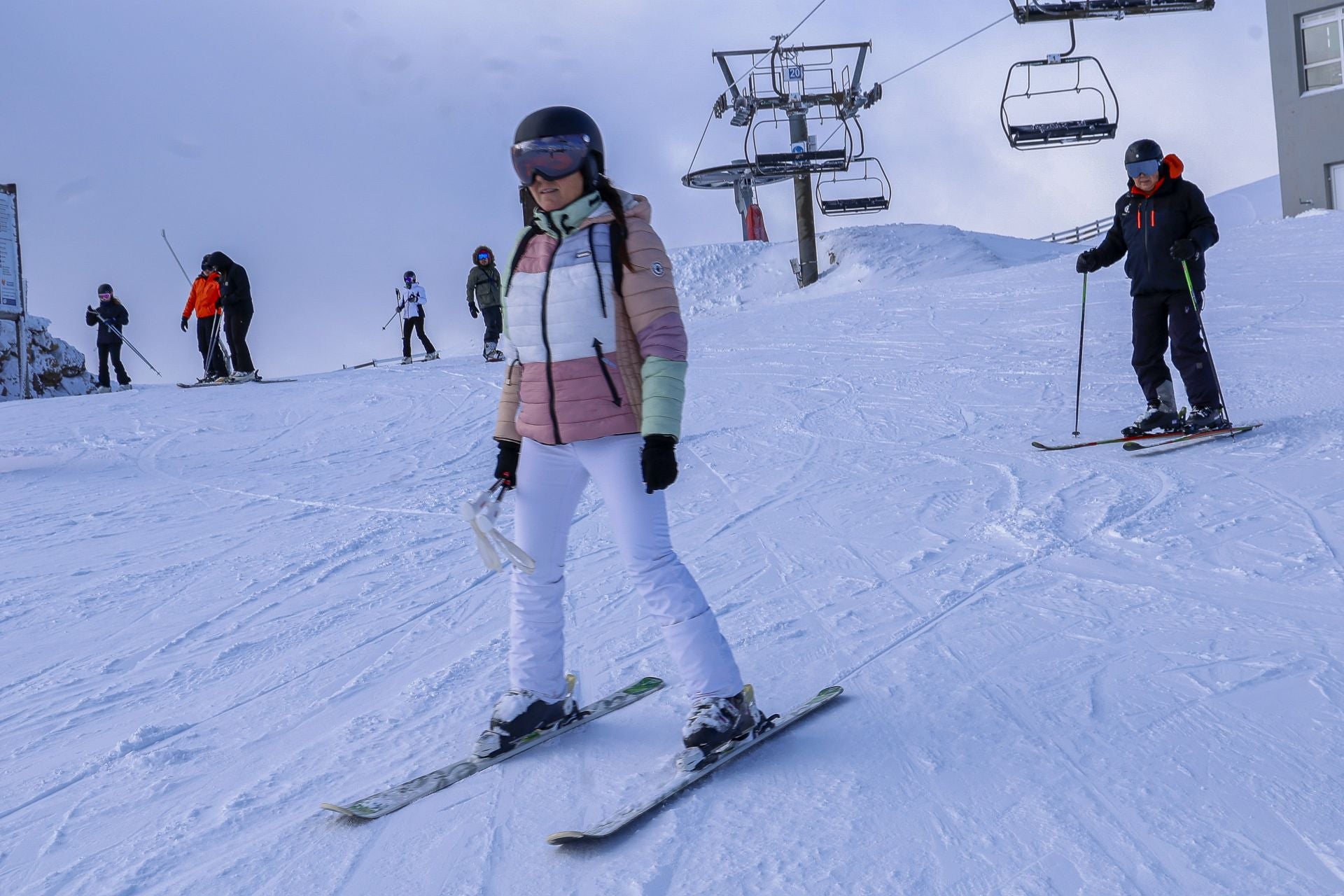 Asturias disfruta por fin de la nieve: así fue el inicio de la temporada de esquí