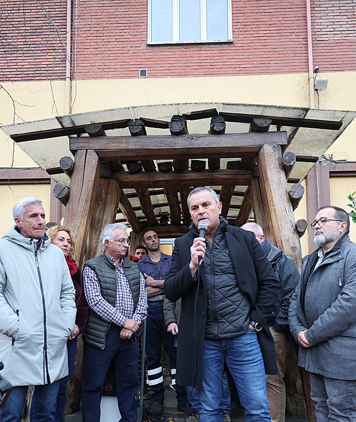 Imagen secundaria 2 - Concentración en el pozo Fondón, en Langreo: «No vamos a abandonar a los brigadistas, son necesarios»