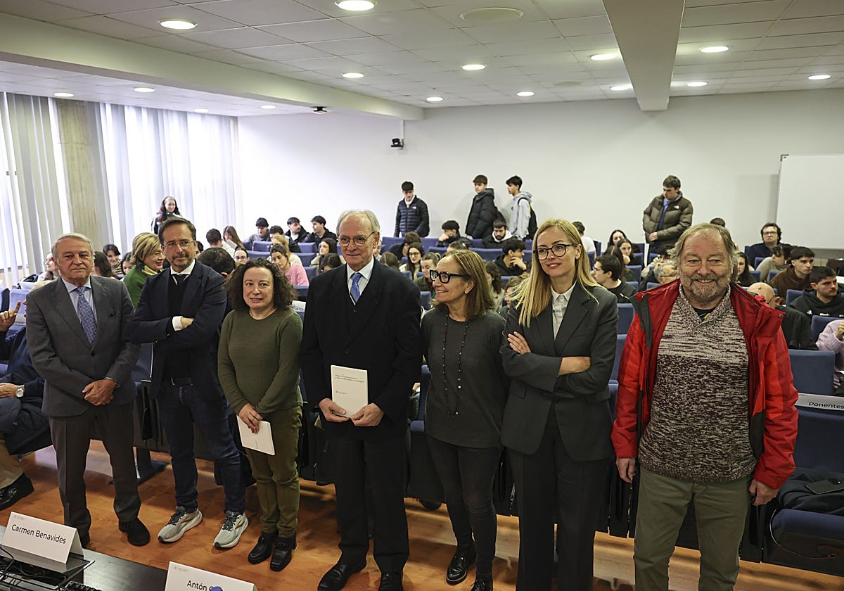 Rodolfo Gutiérrez (Cátedra Retos de Innovación), José Ignacio Conde-Ruiz (CES), Begoña Cueto (Cátedra Evaluación de Políticas de Empleo), Antón Costas (CES), Carmen Benavides (decana Facultad de Economía y Empresa), Ana Jorge (GAM) y Holm-Detlev Köhler (Universidad de Oviedo).