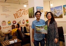 El artista David García Riesco con Verónica Blanco en la cafetería que esta regenta en Álvarez Garaya donde el primero expone 11 de sus lienzos.