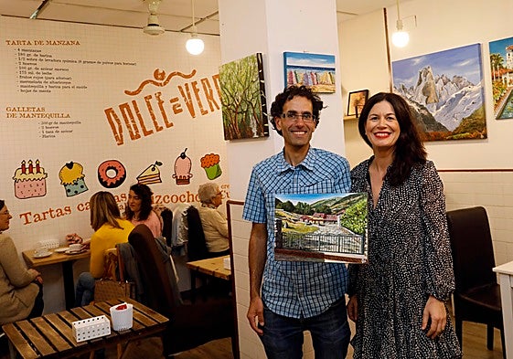 El artista David García Riesco con Verónica Blanco en la cafetería que esta regenta en Álvarez Garaya donde el primero expone 11 de sus lienzos.