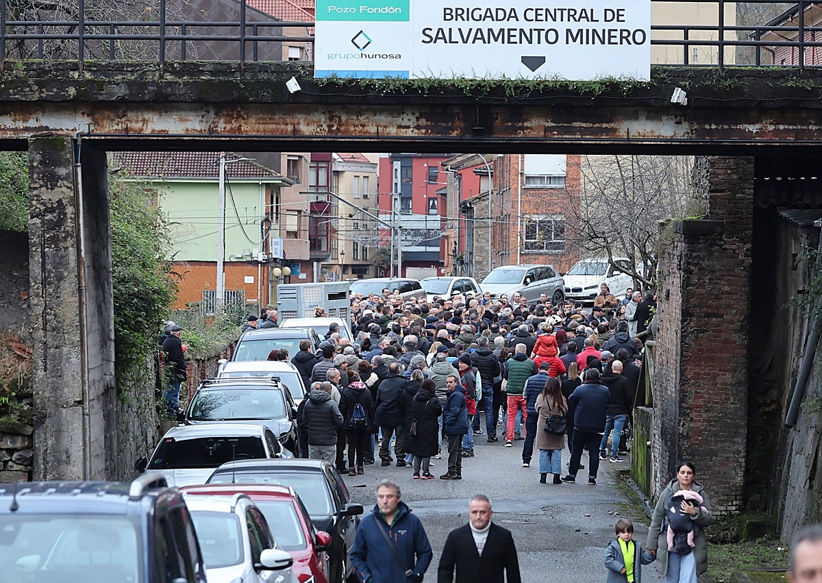 Imagen secundaria 1 - Concentración en el pozo Fondón, en Langreo: «No vamos a abandonar a los brigadistas, son necesarios»