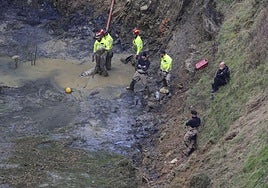 Suspenden la búsqueda en la balsa de Ribadesella donde buscan a Maritrini y su hija
