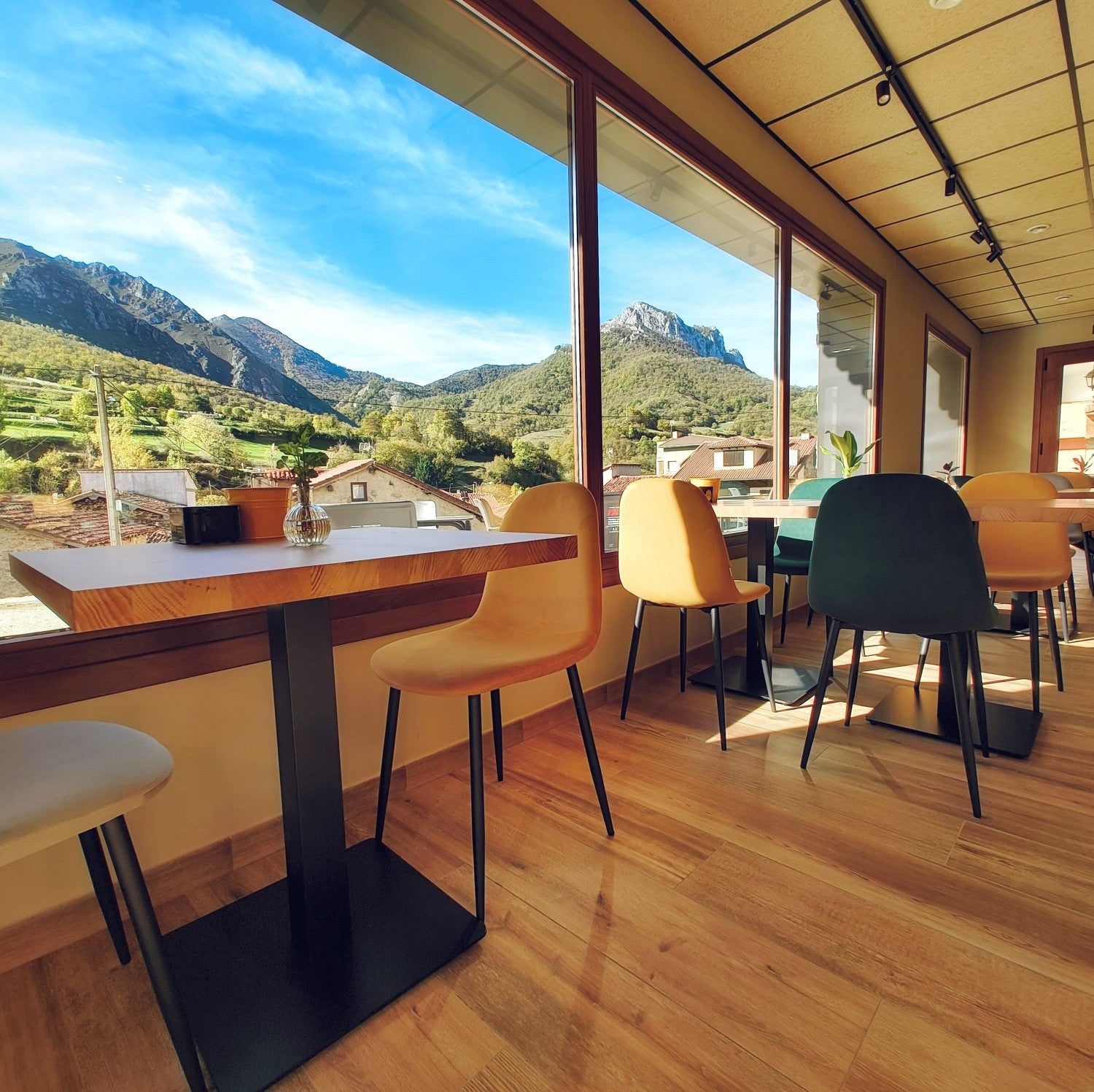 Imagen secundaria 2 - Emplazamiento e interior del Casin Hostel, un moderno albergue de montaña recién inaugurado en Sotu en el que se descansará durante el trekking. 