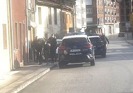 Momento en el que los agentes realizan la detención del presunto agresor