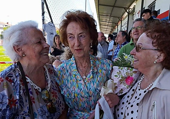 Gloria Suárez, la Nena, en el centro, durante el homenaje que le brindó 'Esto ye Ciares' en el campo de la Cruz en 2022.