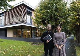 Saray Feito, directora de la Fundación Golondrina y Alejandro Menéndez, técnico de empleo de la Fundación Adsis Asturias