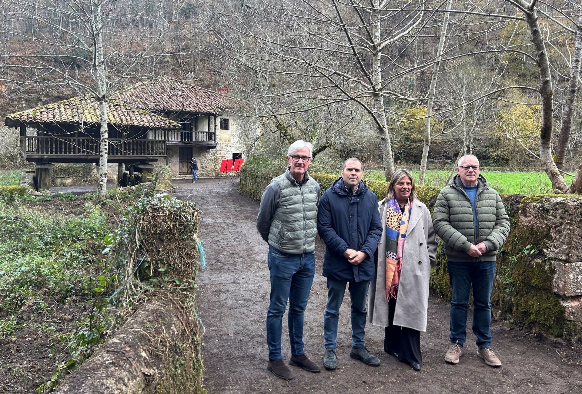 En la imagen, de izquierda a derecha: el director general de Reto Demográfico, Marcos Niño; la vicepresidenta del Principado de Asturias, Gimena Llamedo; el alcalde de Cangas de Onís, José Manuel González, y el concejal Severino Asprón Alonso.