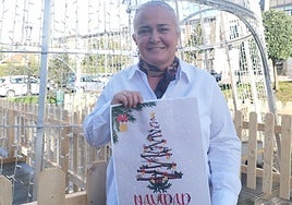 La alcaldesa de Llanera, Eva María Pérez, con el cartel de la programación municiapl de actividades de Navidad