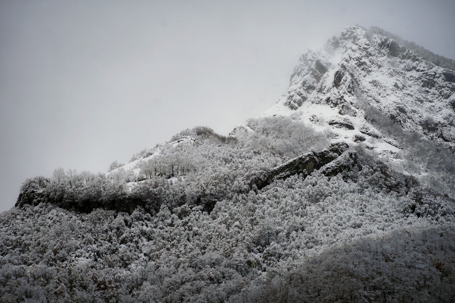 Imagen secundaria 1 - Majadas, cumbres, colladas, bosques y un albergue de montaña: el trekking que propone Asturias Xabaz para el 6 y 7 de diciembre combina lo mejor del paisaje y la hospitalidad de Redes