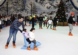 Mayores y pequeños comparten momentos de diversión en la pista de hielo de Gijón.