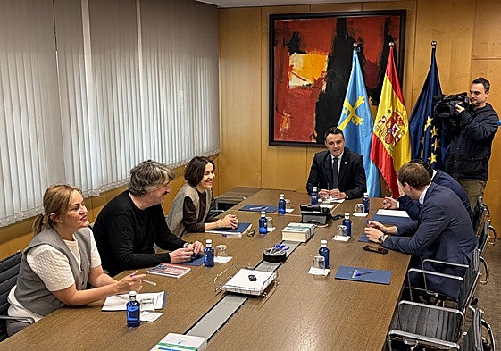 El consejero de Hacienda, Guillermo Pelaéz, con los portavoces parlamentarios en la reunión de la Mesa de Financiación.