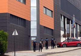 Varios agentes de la Policía Local, frente al renovado edificio de Seguridad Ciudadana.