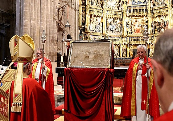 El Santo Sudario, durante una misa en la Catedral.