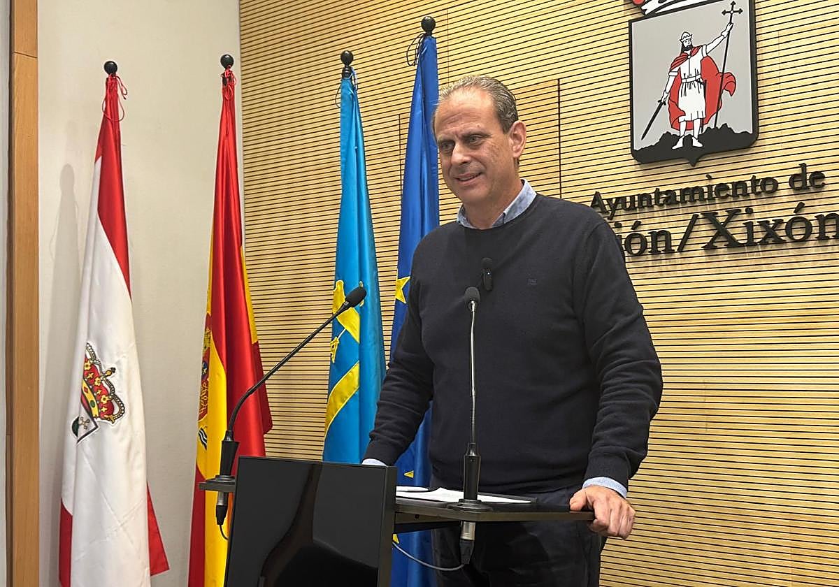 El concejal del PSOE en el Ayuntamiento de Gijón, Tino Vaquero, este miércoles, en la sala de prensa del Consistorio.