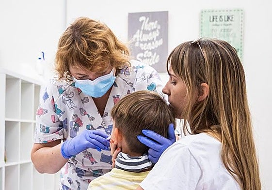 Un niño recibe la vacuna de la gripe, de administración oral para evitarle el pinchazo a los más pequeños.
