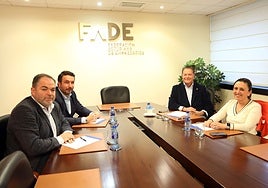 Los presidentes de las cámaras de comercio de Oviedo, Avilés y Gijón, Carlos Paniceres, Daniel González y Félix Baragaño, y la presidenta de Fade, María Calvo.