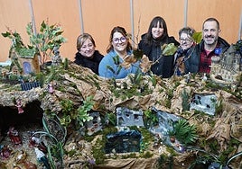 Ángel García y Ana Nosti, con Ana Díaz, técnico municipal, y las belenistas María Asla y Dulce Fernández.