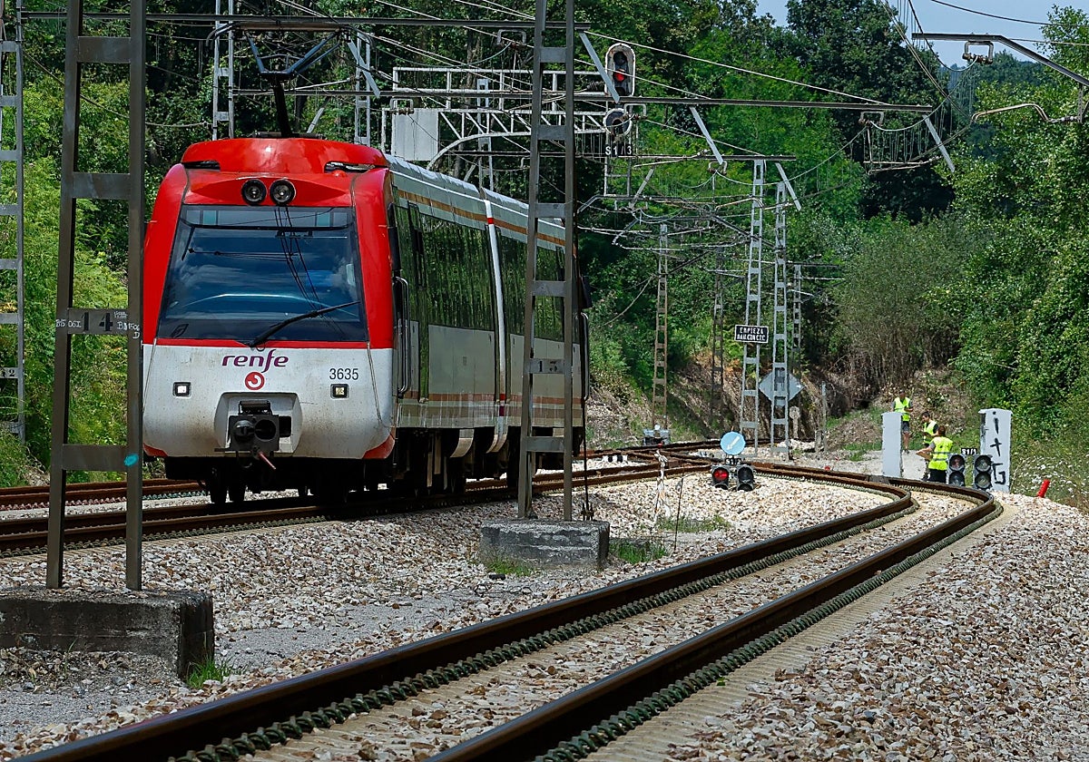 Unidad de cercanías de ancho métrico, con su nueva librea.