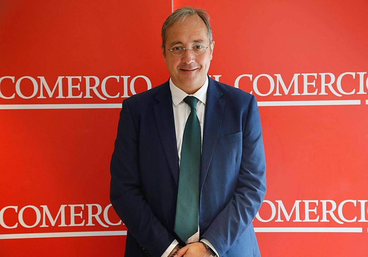 Juan Cifuentes, delegado de Iberdrola en Asturias en la presentación de Sostenibles en EL COMERCIO. EC