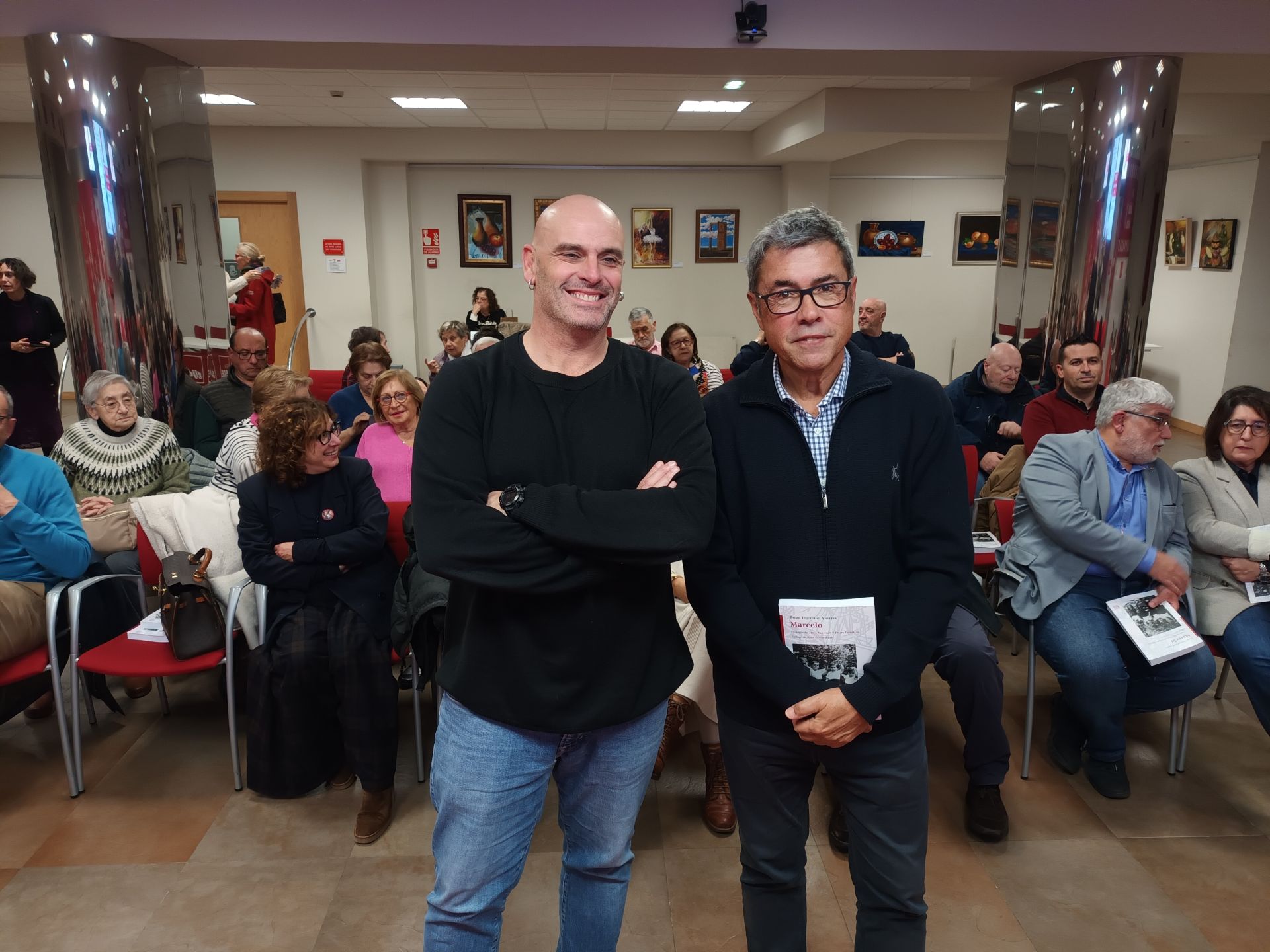 El secretario general de la Agrupación Socialista de Gijón, Monchu García, y el autor del libro, Jaime Izquierdo, antes de comenzar la presentación.