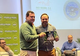 Por la izquierda, Santiago Pulgar Director Comercial y Marketing de Supermercados masymas y Roberto Plaza, director comercial de Industrias Martal, quesería ganadora del concurso.