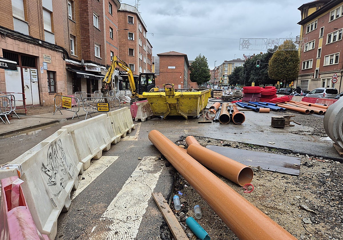Obras municipales en la calzada en el entorno del colegio de La Escuelona, en Gijón.