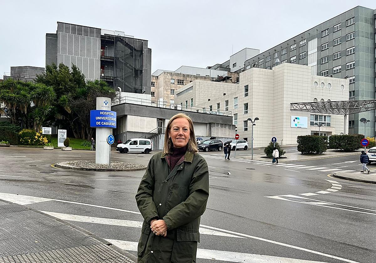 La diputada regional del PP y portavoz de Sanidad, Pilar Fernández Pardo, delante del Hospital de Cabueñes, en Gijón.
