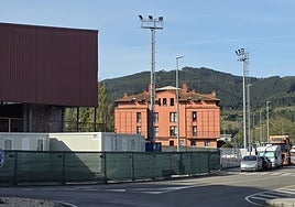 Uno de los tres bloques de la calle Pintor Guillermo Simón, en Villaviciosa, en los que se acometerán mejoras.