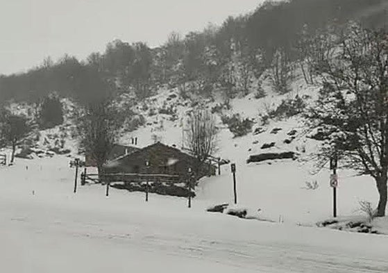 Nevando en Fuentes de Invierno la pasada noche.