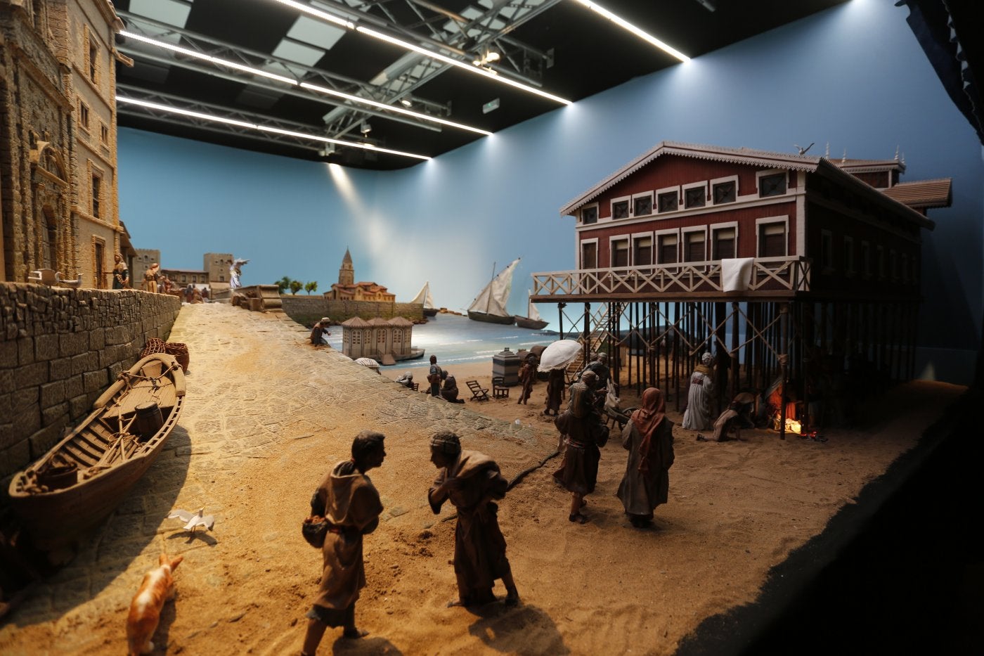 El balneario de Las Carolinas, a la derecha, es el gran protagonista, junto a elementos reconocibles en la bahía.