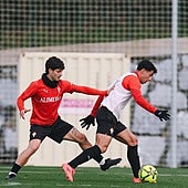 Queipo, con opciones de ser titular esta tarde, intenta tapar a Nacho Martín durante el entrenamiento desarrollado ayer en las instalaciones del Eibar.