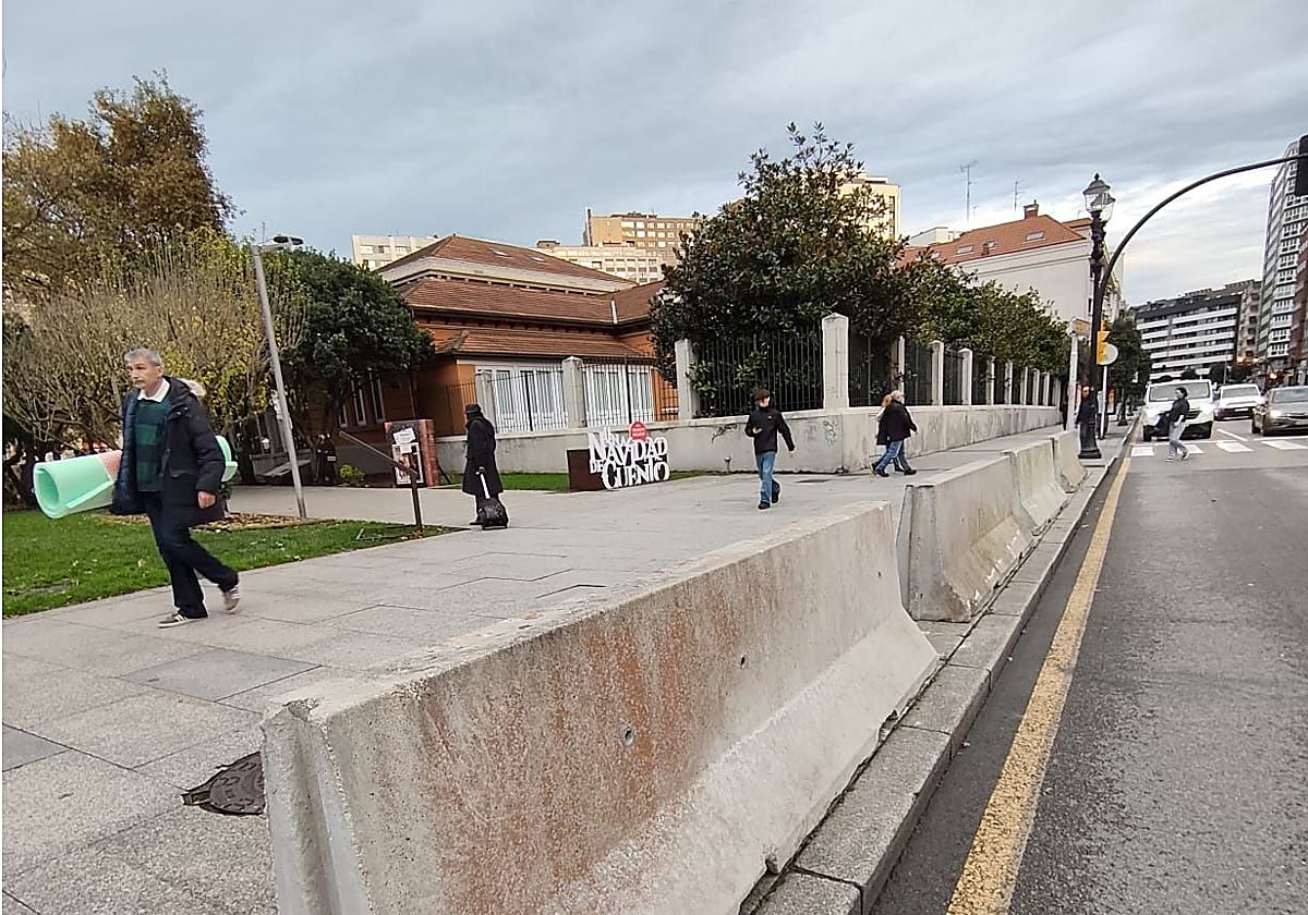 Barreras instaladas en la avenida de la Costa.
