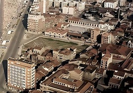 1969. Arranque de Emilio Tuya con el campo de fútbol Jovellanos, el Grupo Covadonga, la Fábrica del Gas y la ciudadela de El Corralón enfrente.