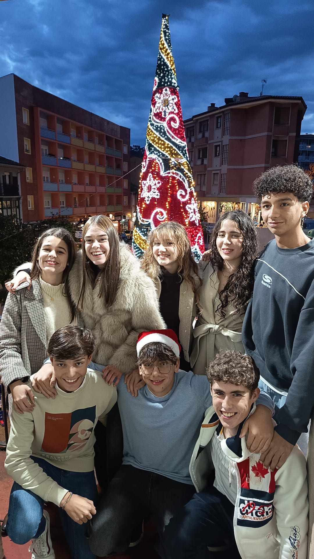 Alumnos que encendieron la Navidad en Candás.