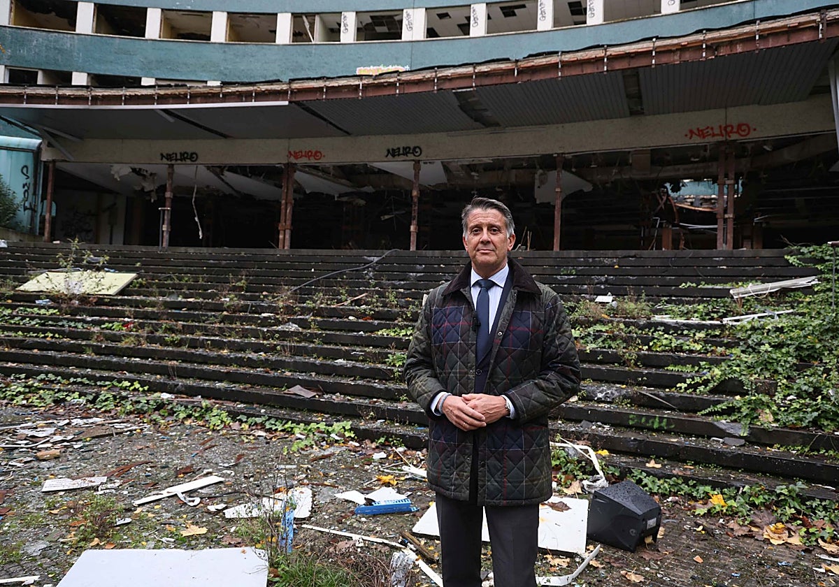 Manuel Cifuentes, delante de Maternidad.